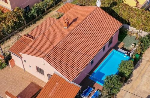 Valbandon House | Modern Holiday Home with pool & 4 bikes, near center