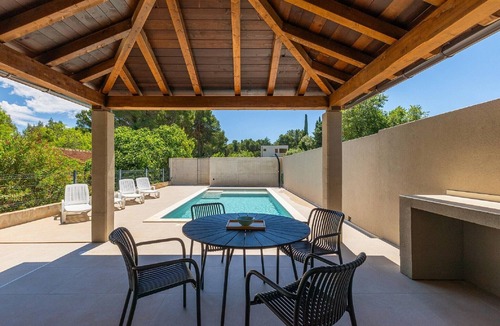 Premantura House | Modern home with swimming pool near the beach