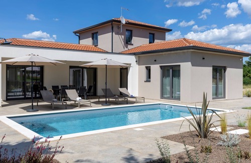 Tinjan House | Modern vacation home "Flores" with private pool & garden - in central Istria