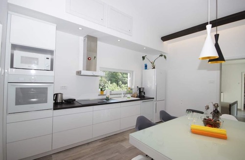 Grizane Villa | Modern villa w/heated pool, jacuzzi & sauna - 5 min to the beach, pet friendly!