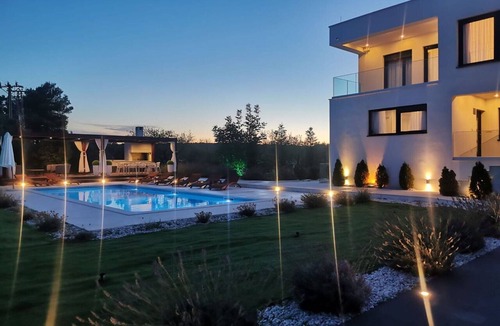 Vinisce Villa | Modern Villa with Private Heated Pool and Lounge Area for a Relaxing Stay - Four Bedroom Villa