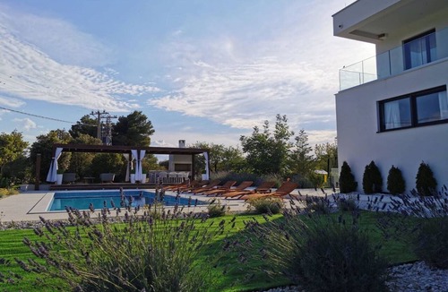 Vinisce Villa | Modern Villa with Private Heated Pool and Lounge Area for a Relaxing Stay - Four Bedroom Villa