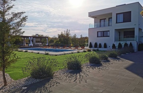 Vinisce Villa | Modern Villa with Private Heated Pool and Lounge Area for a Relaxing Stay - Four Bedroom Villa