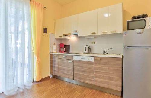 Lovrecica Apartment | Moderne Ferienwohnung mit Terrasse nah am Strand by Interhome