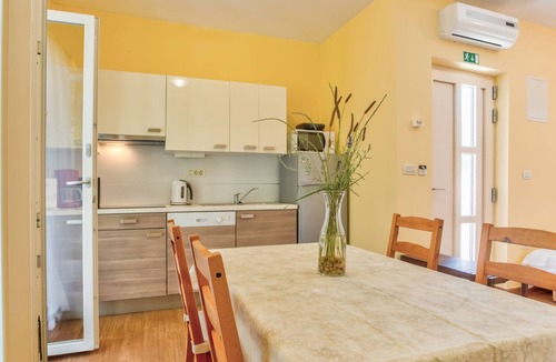 Lovrecica Apartment | Moderne Ferienwohnung mit Terrasse nah am Strand by Interhome