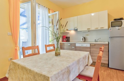 Lovrecica Apartment | Moderne Ferienwohnung mit Terrasse nah am Strand by Interhome