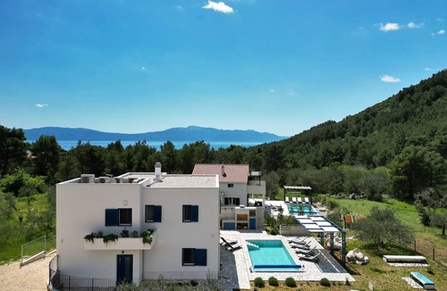 Zaostrog House | Modernes Ferienhaus in Zaostrog mit Beheiztem Pool by Interhome