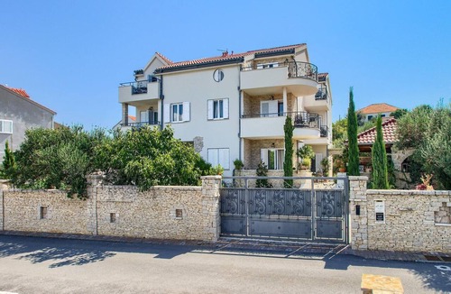 Susica Apartment | Murter Island Flat with Pool & Spa