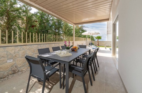 Zelenka House | Neue Villa Adore by Interhome