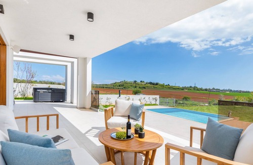 Sikici Villa | New house for 7+1 pers. in a green oasis with a view of nature.