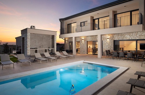 Bale Villa | New Luxury 5-BR Villa with Pool, Sauna & Gym
