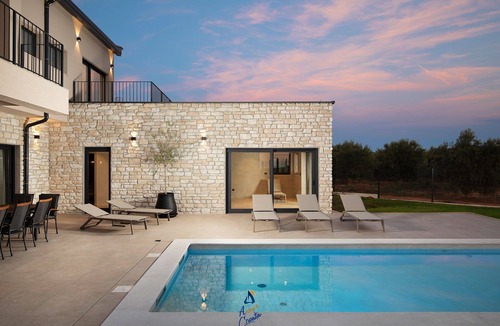 Bale Villa | New Luxury 5-BR Villa with Pool, Sauna & Gym