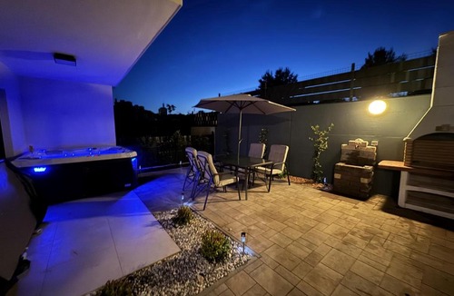 Vintijan Apartment | New luxury air-conditioned apartment, with jacuzzi, free parking and gardens