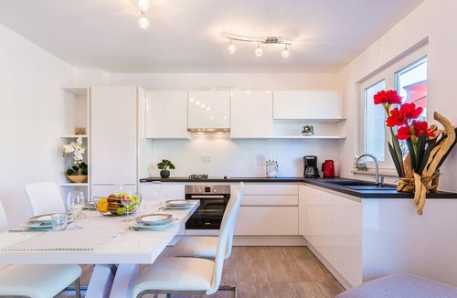 Medulin House | New, modern feel-good holiday home, right by the sea, 50m from the beach