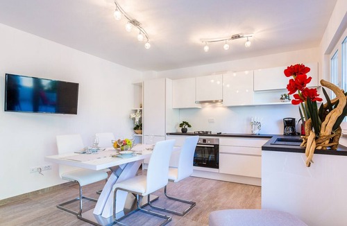 Medulin House | New, modern feel-good holiday home, right by the sea, 50m from the beach