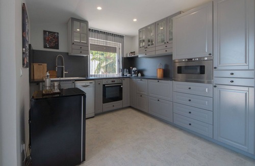 Tulisevica Apartment | Nice apartment for 4 guests with A/C, WIFI, pool, TV, terrace and pets allowed