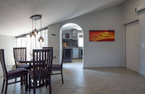 Tulisevica Apartment | Nice apartment for 4 guests with A/C, WIFI, pool, TV, terrace and pets allowed