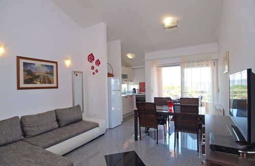 Bibinje Apartment | Nice apartment for 4 guests with A/C, WIFI, pool, TV and terrace