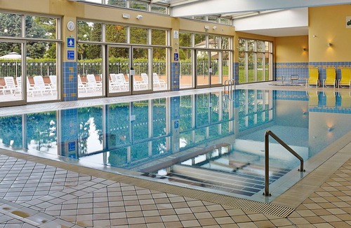 Strunjan Apartment | Nice apartment for 4 guests with pool, A/C, TV, balcony, pets allowed and parking