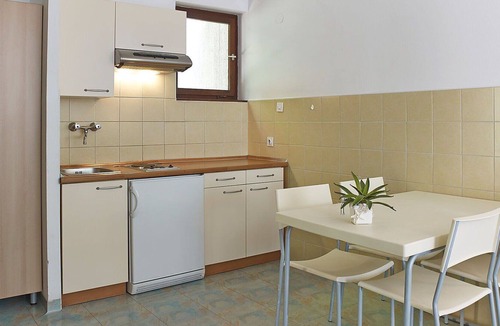 Strunjan Apartment | Nice apartment for 4 guests with pool, A/C, TV, balcony, pets allowed and parking