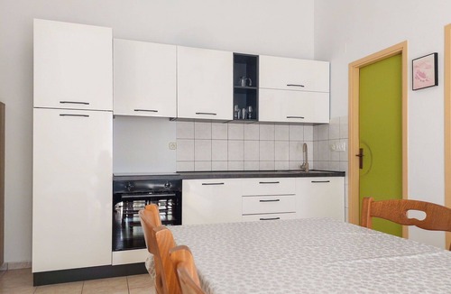 Batomalj Apartment | Nice apartment for 4 guests with A/C, WIFI, TV, patio and pets allowed