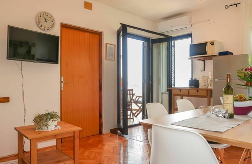 Sveti Juraj Apartment | Nice apartment for 4 guests with WIFI, A/C, TV, terrace and pets allowed
