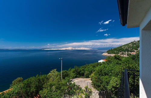 Senj Apartment | Nice apartment for 4 guests with A/C, WIFI, TV, terrace and pets allowed