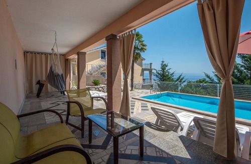 Tulisevica Apartment | Nice apartment for 4 people with WIFI, A/C, pool, TV, terrace and pets allowed