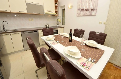 Arbanija Apartment | Nice apartment for 4 people with A/C, WIFI, pool, TV and terrace