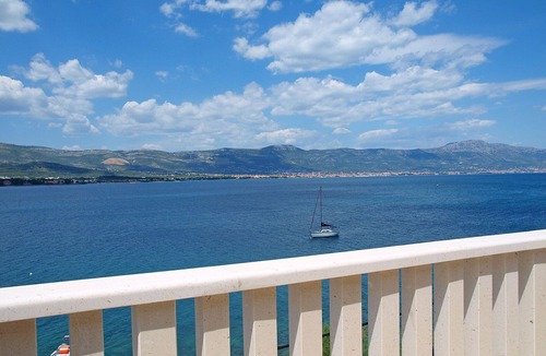 Arbanija Apartment | Nice apartment for 4 people with A/C, WIFI, pool, TV and terrace