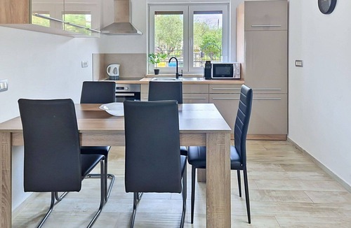 Valica Apartment | Nice apartment for 5 guests with A/C, private pool, WIFI, TV, terrace and pets allowed