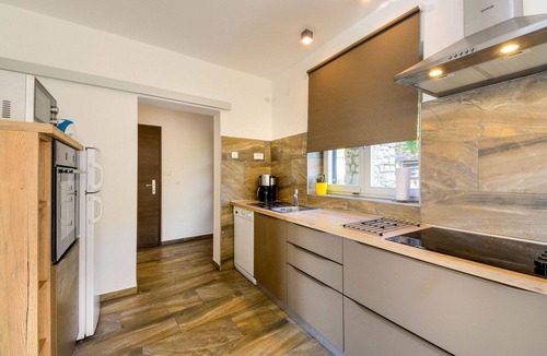 Omisalj Apartment | Nice apartment for 5 people with WIFI, A/C, TV, terrace and pets allowed