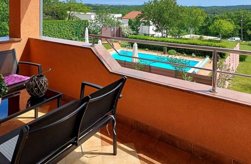 Viskovo Apartment | Nice apartment for 6 people with WIFI, pool, A/C, TV, balcony and panoramic view