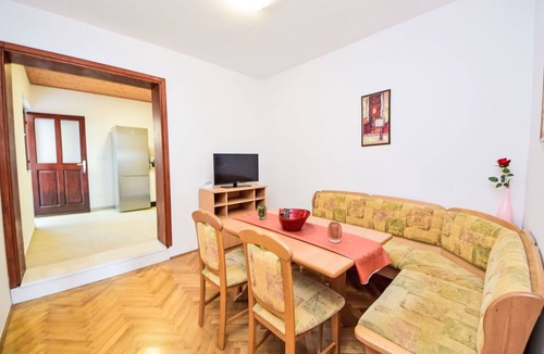 Marusici Apartment | Nice apartment for 7 guests with A/C, WIFI, pool, TV and balcony