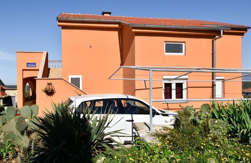 Gornji Karin Apartment | Nice apartment for 4 people with WIFI, A/C, TV, terrace and pets allowed