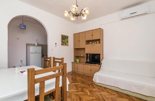 Dinjiska Apartment | Nice apartment in Dinjiska with WiFi