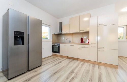 Gornji Karin Apartment | Nice apartment in Gornji Karin with WiFi