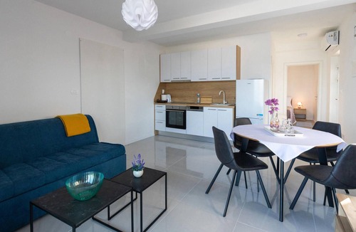 Komarna Apartment | Nice apartment in Komarna with house sea view