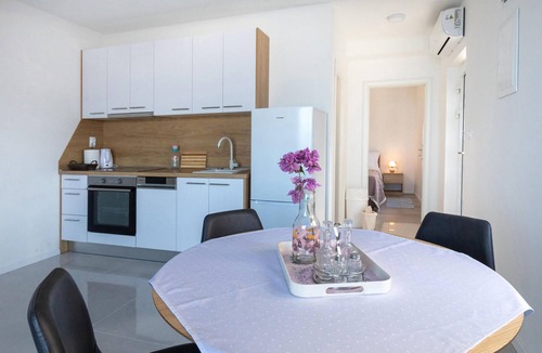 Komarna Apartment | Nice apartment in Komarna with house sea view