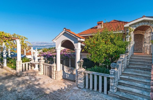 Splitska Apartment | Nice apartment in Splitska with WiFi