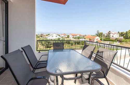 Vrsi Apartment | Nice apartment in Vrsi with swimming pool
