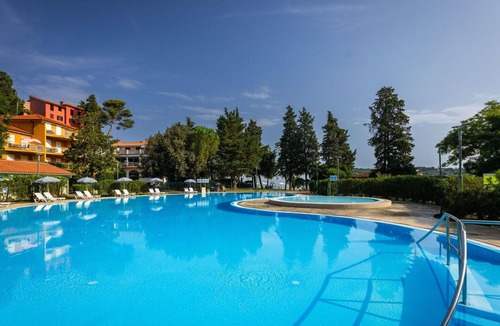 Strunjan Apartment | Nice apartment with pool, WIFI, A/C, TV, terrace, pets allowed, panoramic view and parking