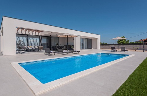 Bristane House | Nice home in Bristani with sauna