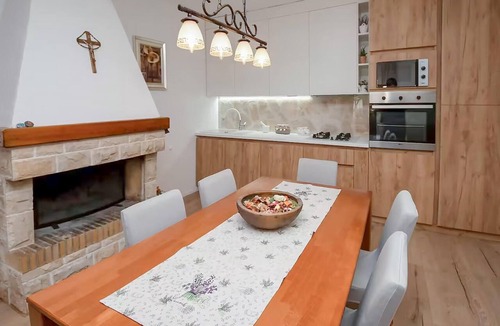 Brnjica House | Nice home in Brnjica with private swimming pool, can be inside or outside