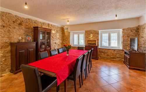 Ajdovscina House | Nice Home In Col With House A Panoramic View