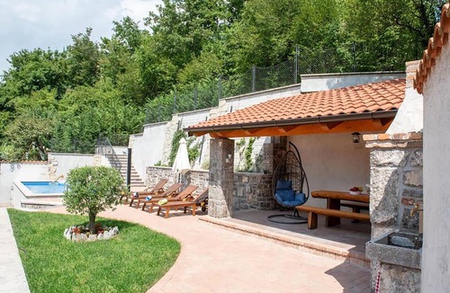 Mucici House | Nice home in Jurdani with private swimming pool, can be inside or outside