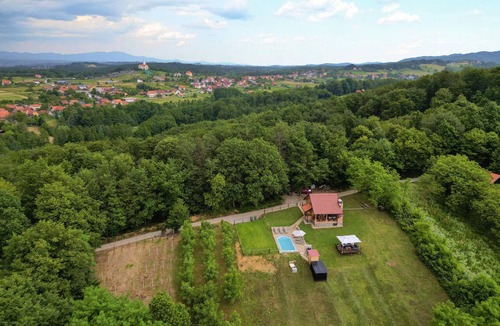 Jakovlje House | Nice home in Kraljev Vrh with sauna