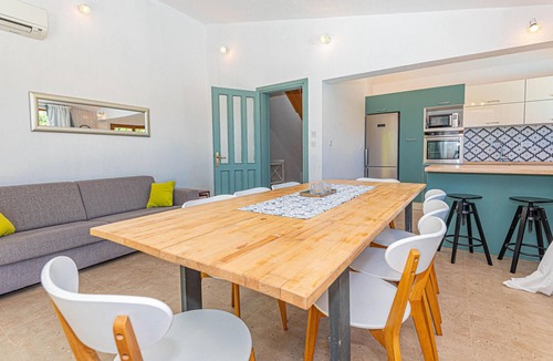 Sibenik House | Nice home in Mravnica
