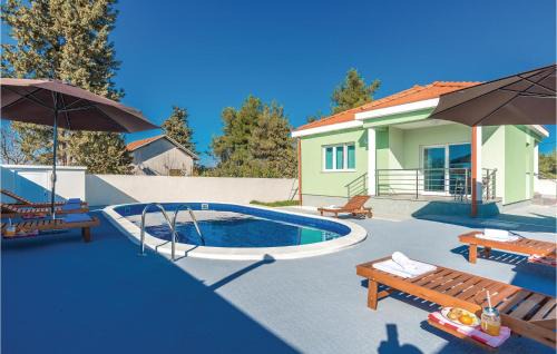 Murvica House | Nice Home In Murvica With Kitchen