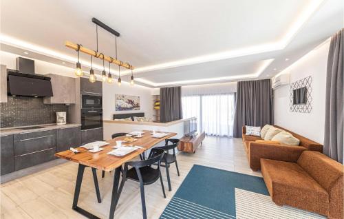 Okrug Donji House | Nice Home In Okrug Donji